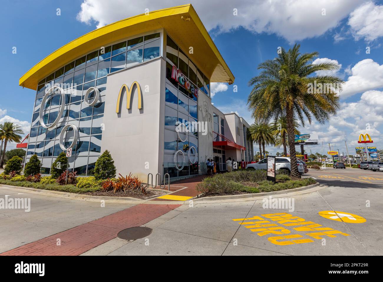 Das weltweit größte McDonald's Restaurant gleich neben dem International Drive und der Sand Lake Road in Orlando, Florids, USA. Stockfoto