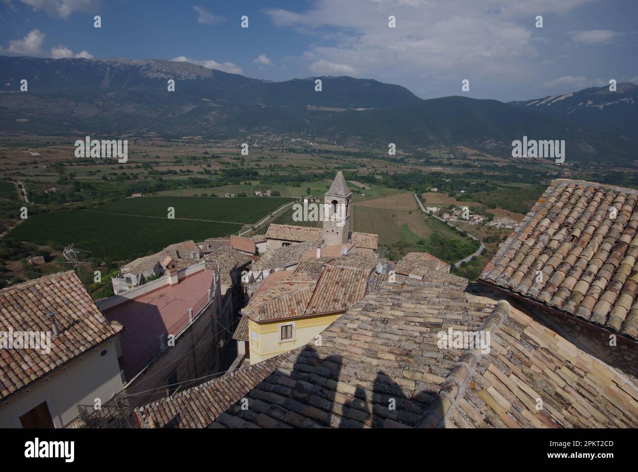 Die Dächer des kleinen Dorfes und das umliegende Tal vom Gipfel der Piccolomini-Burg in Capestrano (AQ) - Abruzzen Stockfoto