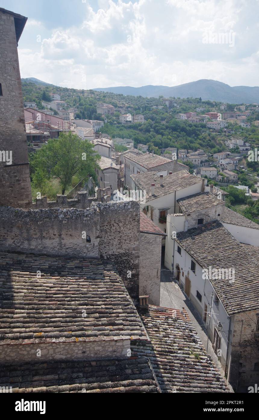 Die Dächer des kleinen Dorfes und das umliegende Tal vom Gipfel der Piccolomini-Burg in Capestrano (AQ) - Abruzzen Stockfoto