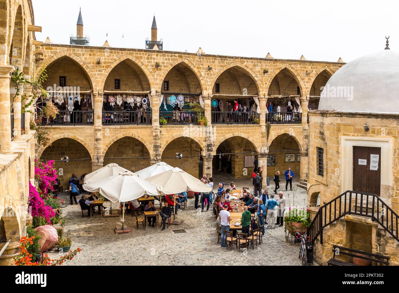 Büyük Han, Great Inn, ist eine der wichtigsten Touristenattraktionen von Nikosia. Der alte Caravanserai besteht aus zwei Etagen. Im unteren Teil der Quadratanlage gibt es Cafés und Restaurants. Seit 2004 trifft sich der Coffee Club hier wöchentlich. Caravanserai Büyük Han in Nikosia, Zypern Stockfoto