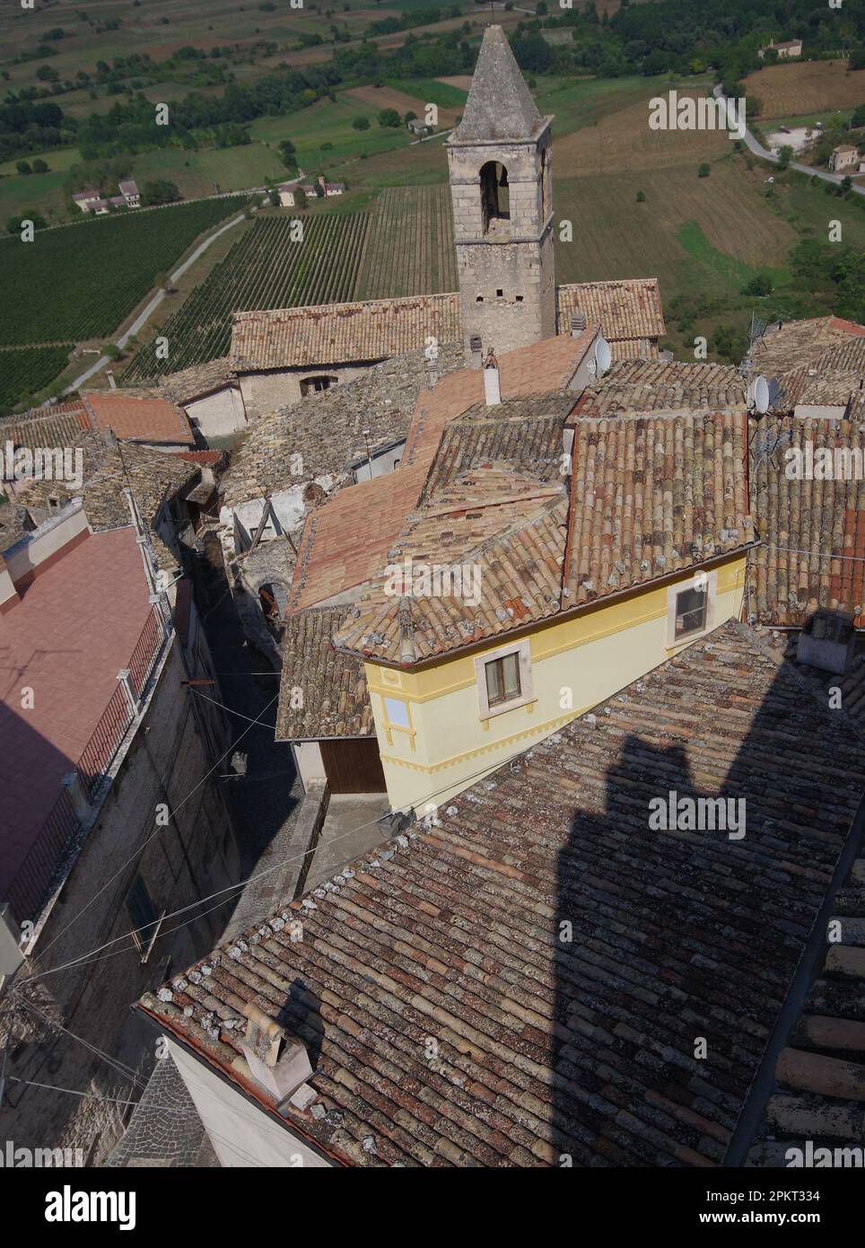 Die Dächer des kleinen Dorfes und das umliegende Tal vom Gipfel der Piccolomini-Burg in Capestrano (AQ) - Abruzzen Stockfoto