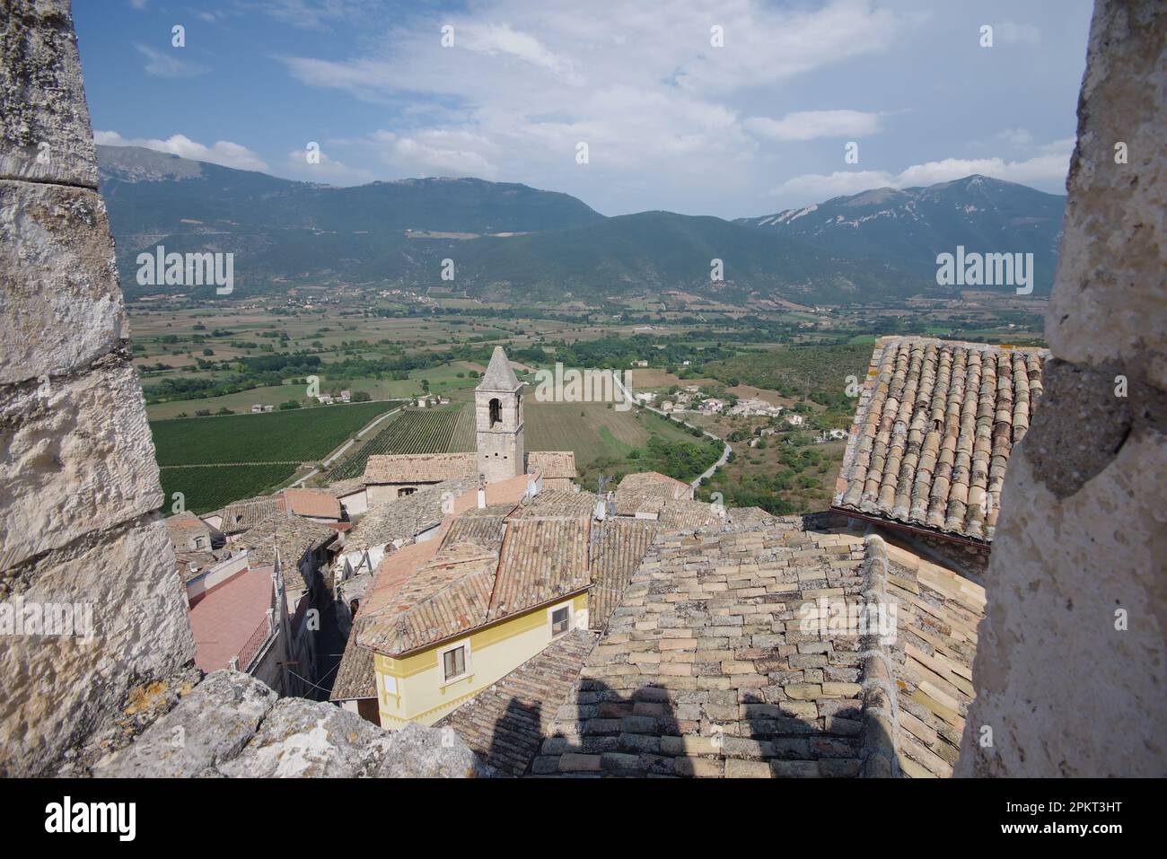 Die Dächer des kleinen Dorfes und das umliegende Tal vom Gipfel der Piccolomini-Burg in Capestrano (AQ) - Abruzzen Stockfoto