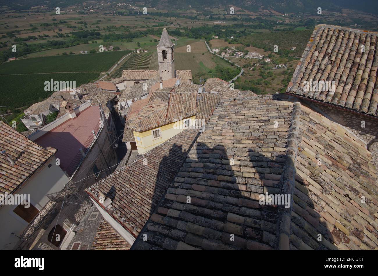 Die Dächer des kleinen Dorfes und das umliegende Tal vom Gipfel der Piccolomini-Burg in Capestrano (AQ) - Abruzzen Stockfoto