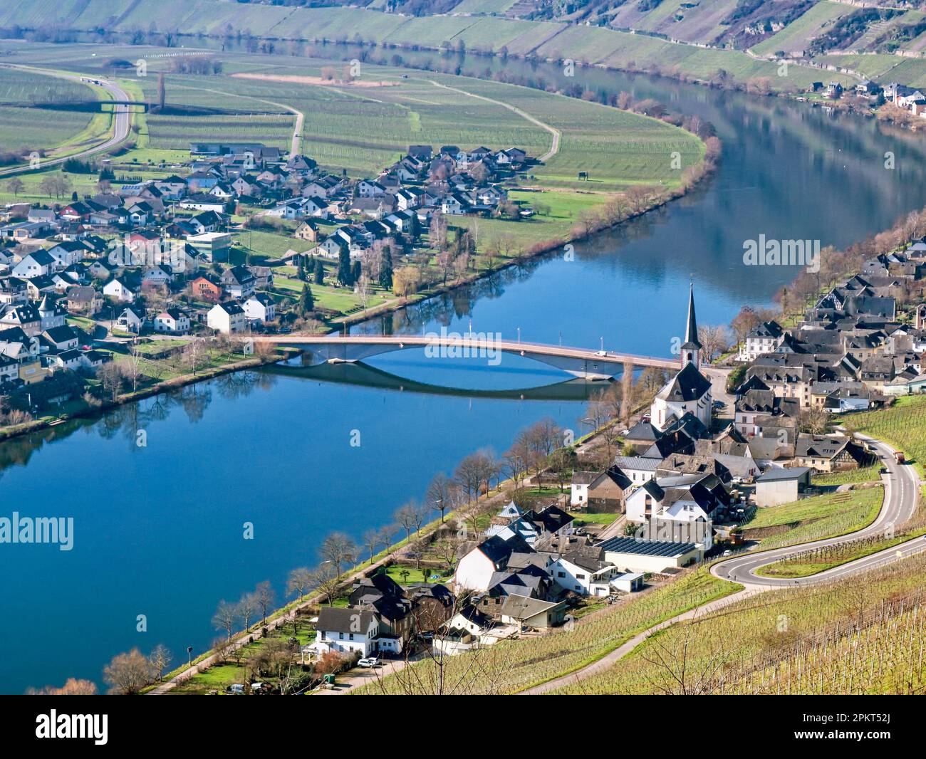 Blick von oben auf die Fachwerkstadt Piesport, die angrenzenden Weinberge und die Mosel in Deutschland. Eine Brücke überquert den Fluss und verbindet t Stockfoto