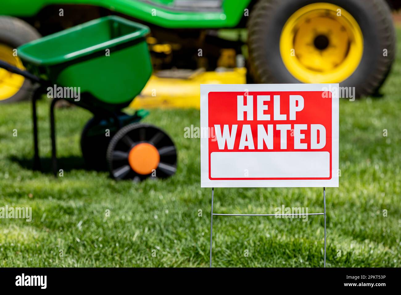 Schild für Rasenpflege und Rasenmäharbeiten. Arbeitskräftemangel, Handelsarbeitsmarkt und Beschäftigungskonzept Stockfoto