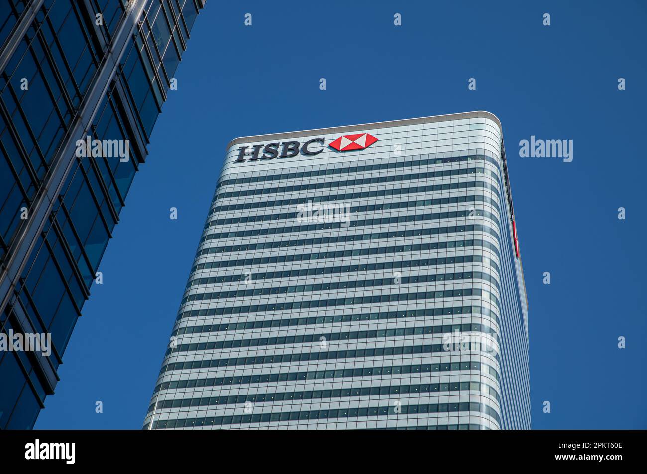 04.04.2023. London, Vereinigtes Königreich. HSBC skycraper im Finanzbezirk Canary Wharf. Eine Investmentbank und eine Finanzdienstleistungsgesellschaft. Stockfoto