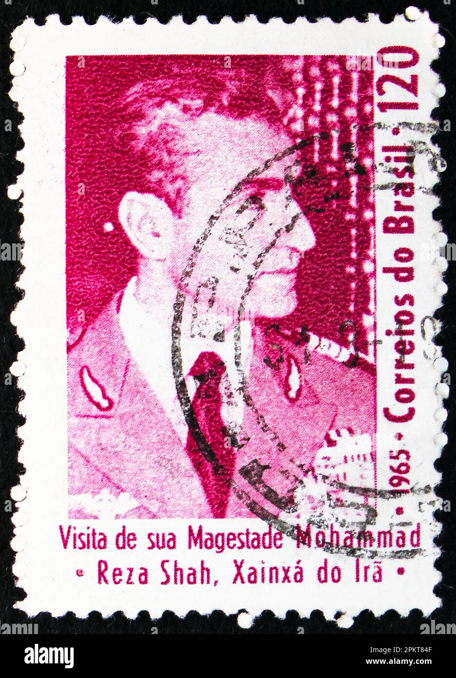 MOSKAU, RUSSLAND - 26. MÄRZ 2023: Portostempel gedruckt in Brasilien zeigt Shah of Iran Reza Pahlevi Besuch Brasilien, circa 1965 Stockfoto