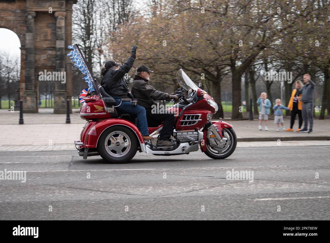 Glasgow, Schottland, Großbritannien. 9. April 2023. Hunderte von Radfahrern fahren in einem kilometerlangen Konvoi voller Farben und Lärm durch die Straßen von Glasgow, um im Rahmen des Ostereilaufs Geld für die Wohltätigkeitsorganisation des Glasgow Children's Hospital zu sammeln. Kredit: R.Gass/Alamy Live News Stockfoto