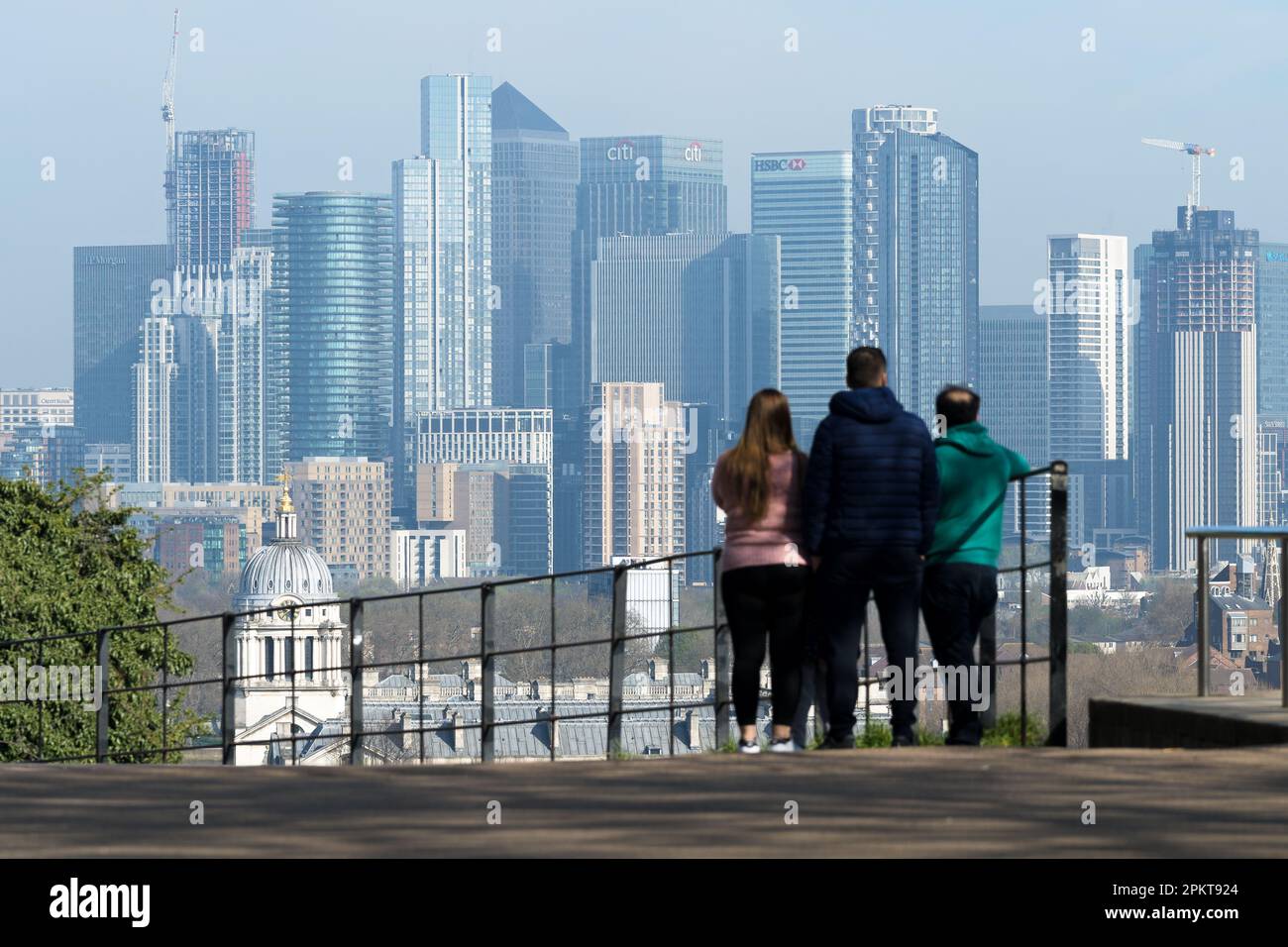 Skyline von Canary Wharf in London mit Touristen, die die Wolkenkratzer betrachten. Konzentrieren Sie sich auf die Skyline. Stockfoto
