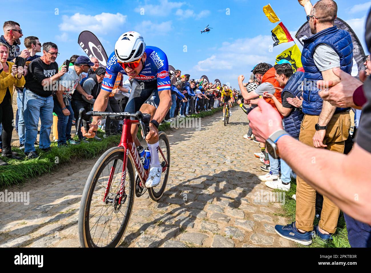 Gruson, Frankreich. 09. April 2023. Mathieu van der Poel vom Team Alpecin-Deceuninck ist Gewinner des Paris-Roubaix 2023, das am Sonntag, den 9. April 2023, in Gruson, Frankreich, auf Carrefour de Larbre vor Wout Van Aert vom Team Jumba-Visma abgebildet ist. Kredit: Sportpix/Alamy Live News Stockfoto