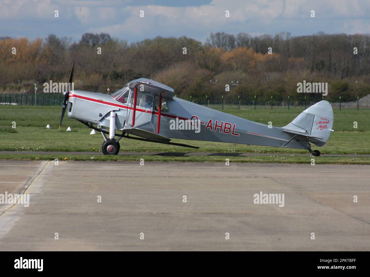 De Havilland DH-87 Hornet Moth an der Ausfahrt am Brighton City Airport Shoreham West Sussex Stockfoto