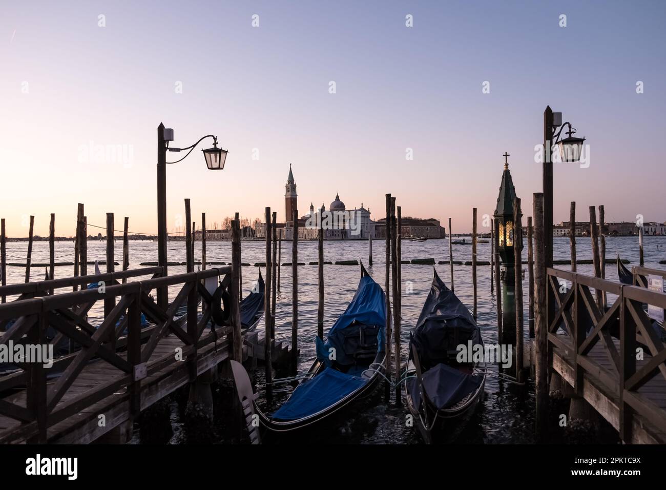 Blick auf die Kirche San Giorgio Maggiore, eine Benediktinerkirche aus dem 16. Jahrhundert auf der gleichnamigen Insel, vom Ufer der Riva degli Schiavoni Stockfoto