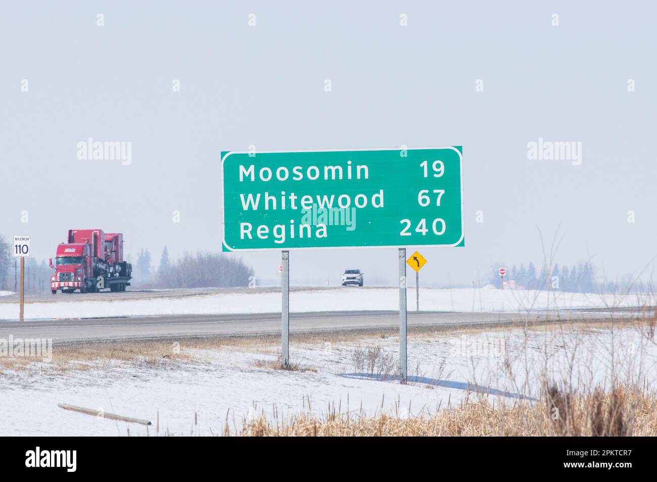 Schild in Richtung Westen auf dem Trans Canada Highway nahe der Grenze zwischen Manitoba und Saskatchewan in Fleming, Saskatchewan, Kanada Stockfoto