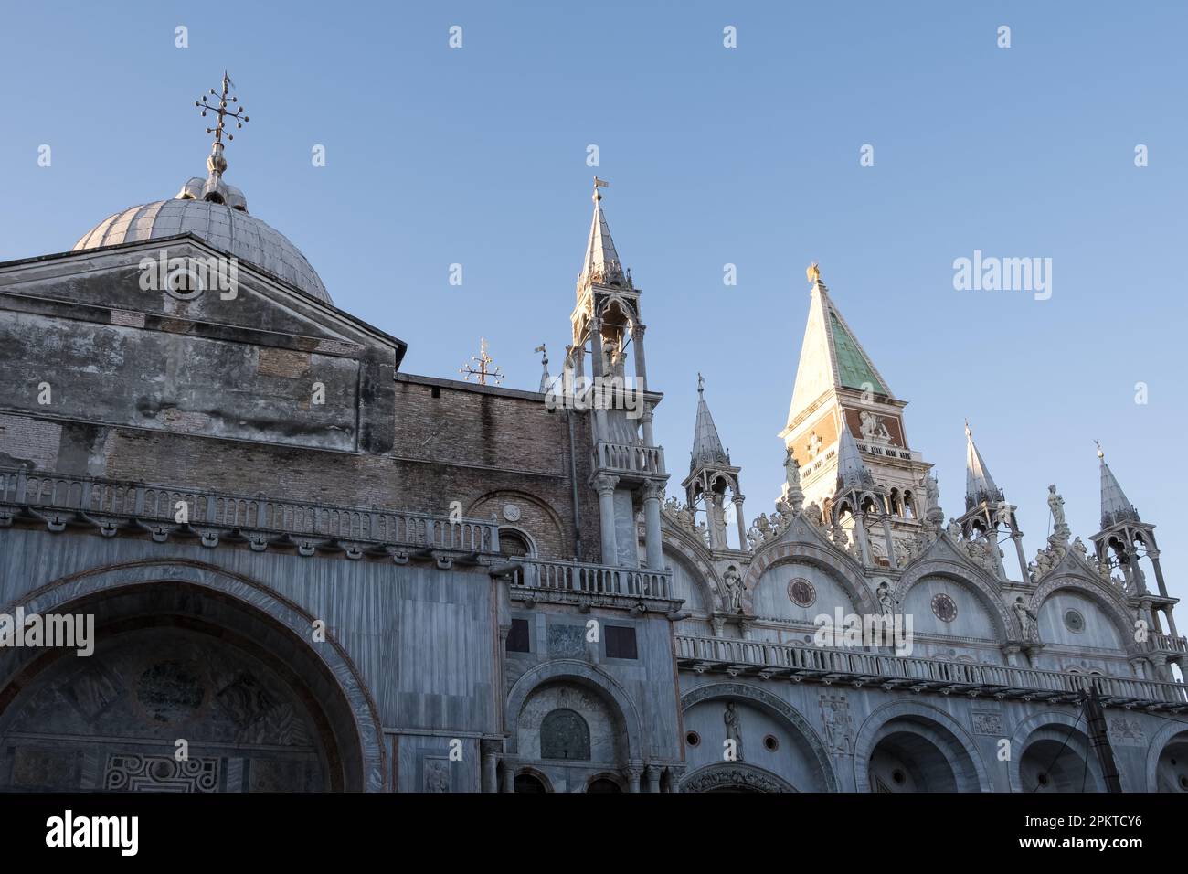 Architektonisches Detail der Patriarchalkathedrale der Markuskirche, allgemein bekannt als Markusdom, der Kathedrale von Venedig Stockfoto