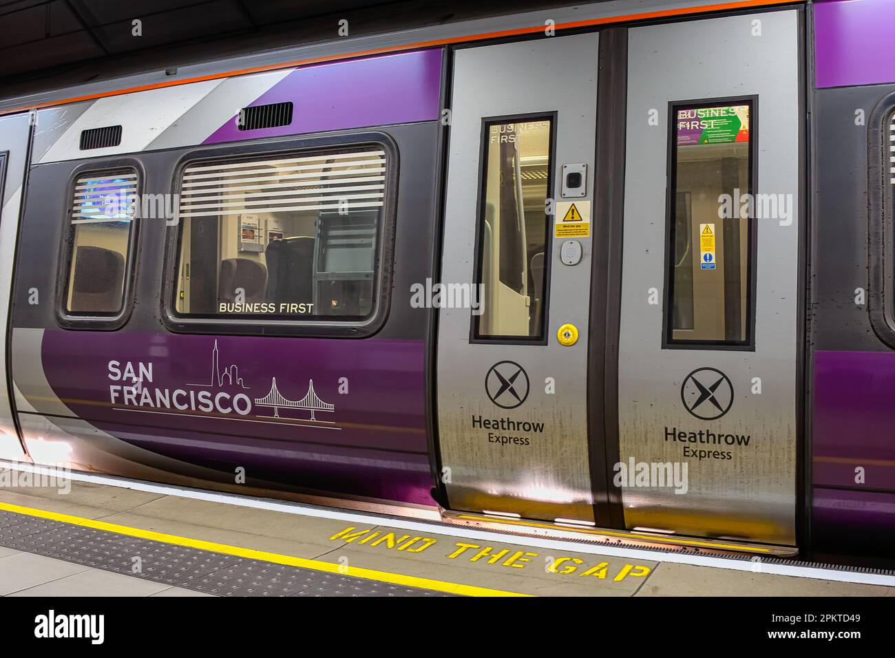 LONDON, Vereinigtes Königreich, 8. MÄRZ 2023: Türen zum Heathrow Express am Flughafen Heathrow Stockfoto