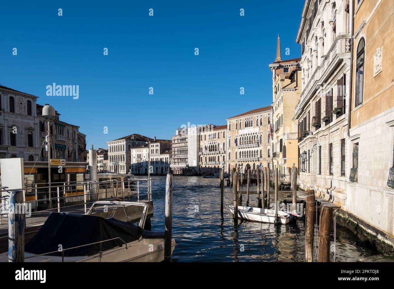 Blick auf den Canal Grande, einen Kanal in Venedig, Italien, der einen der wichtigsten Wasserverkehrskorridore durch die zentralen Viertel der Stadt bildet Stockfoto