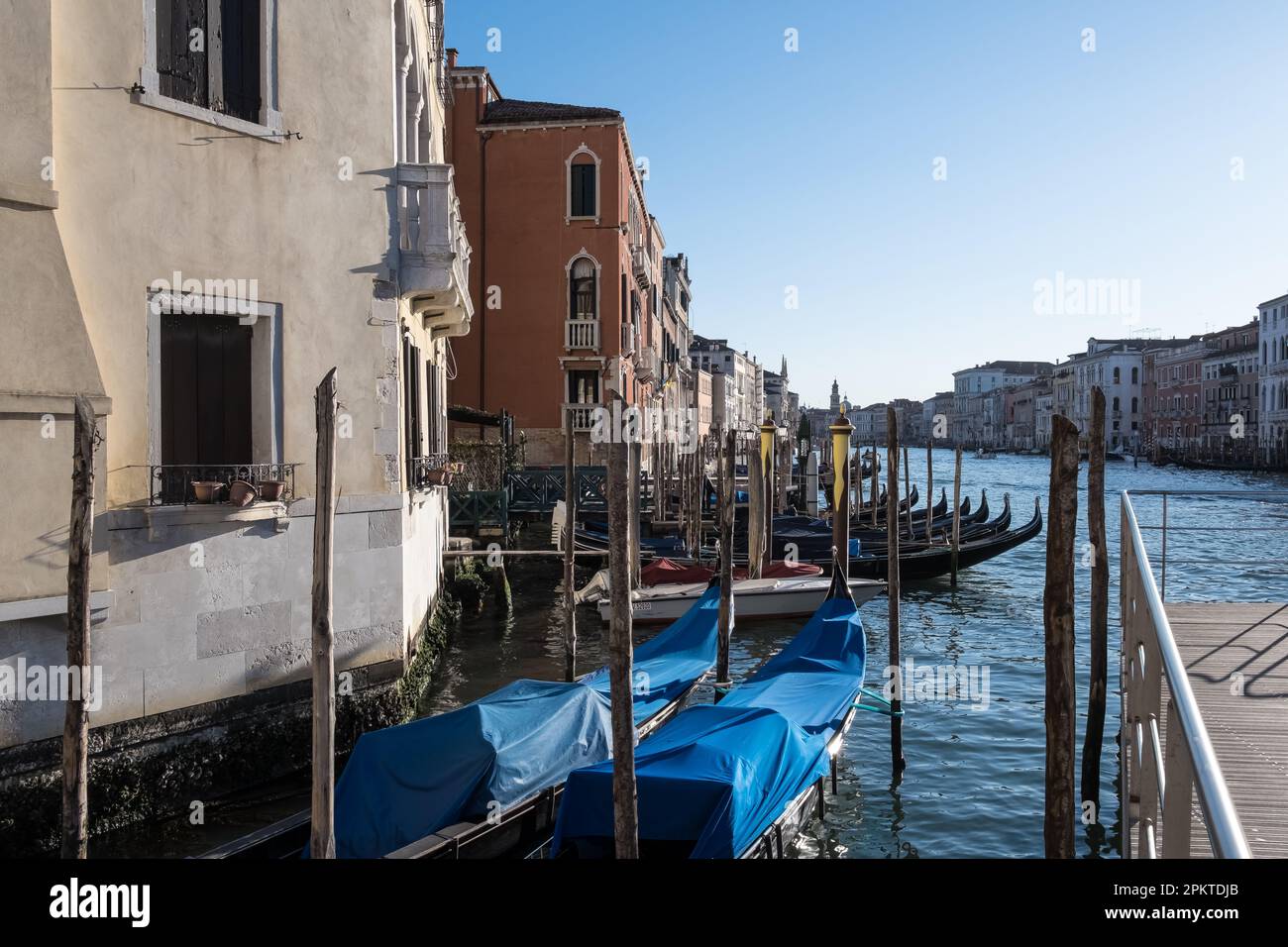 Blick auf den Canal Grande, einen Kanal in Venedig, Italien, der einen der wichtigsten Wasserverkehrskorridore durch die zentralen Viertel der Stadt bildet Stockfoto