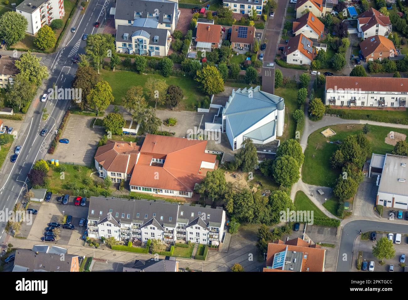 Aus der Vogelperspektive, katholische Kirche St. Bonifatius und katholische Tagesstätte St. Bonifatius - Werries im Bezirk Uentrop in Hamm, Ruhrgebiet, North Rh Stockfoto