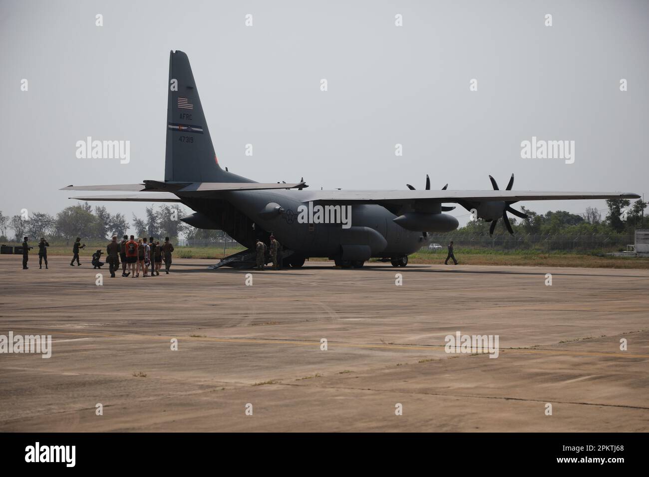 USA Marines, die der 13. Marineexpeditionseinheit zugeteilt wurden, haben Evakuierte in die USA simuliert Luftwaffe C-130H3 wurde 731. Airlift-Geschwader zugeteilt, während sie am 5. März 2023 an der Schulung zum Dekontaminations- und Evakuierungskontrollzentrum während der Cobra Gold 23 in der Provinz Chonburi, Königreich Thailand teilnahm. Cobra Gold, jetzt im 42. Jahr, ist eine von Thailand und den USA mitgesponserte Trainingsereignis, die auf der langjährigen Freundschaft zwischen den beiden alliierten Nationen aufbaut und eine starke multinationale Truppe zusammenbringt, um Frieden und Sicherheit in der Region zu fördern und so ein freies und offenes Indo-Pacific zu unterstützen. (USA Marin, Ich Bin'S Stockfoto