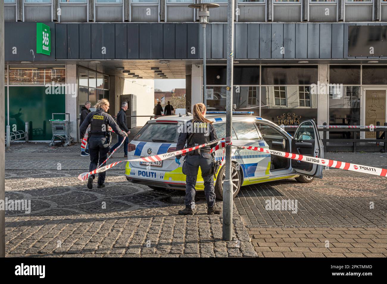 Frederikssund, Dänemark, 9. April 2023, 17:30. Die Polizei sperrt die Hauptstraße ab, nachdem ein 42-jähriger Mann ermordet wurde. Ein großes Gebiet im Zentrum von Frederikssund ist abgegrenzt Stockfoto