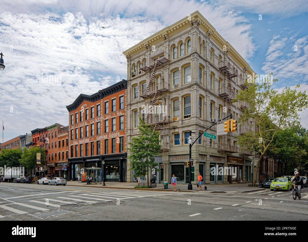 Die 160 Atlantic Avenue, einst ein Bankgebäude, beherbergt heute Apartments über den Geschäften auf Straßenebene im Cobble Hill Historic District von Brooklyn. Stockfoto