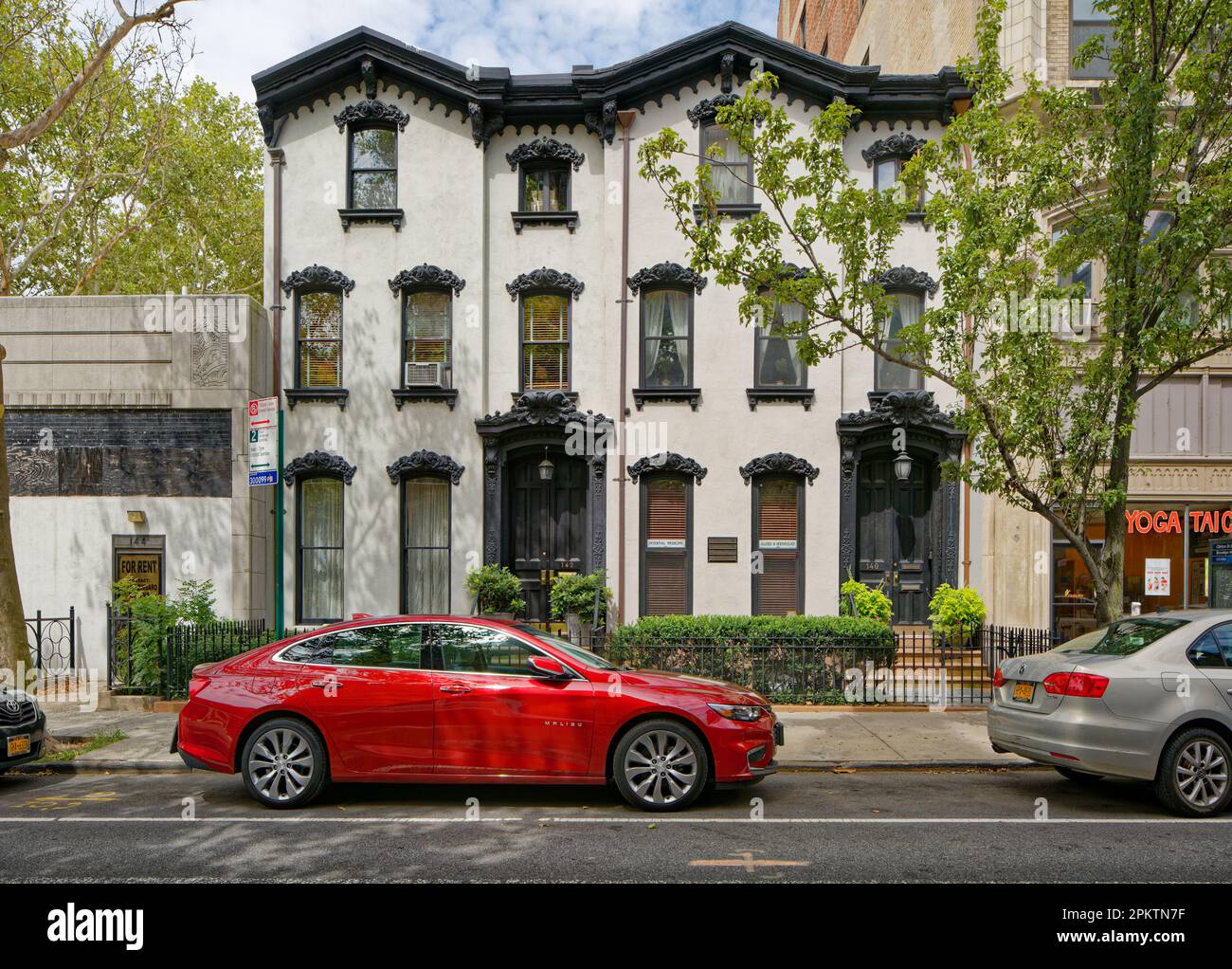 Die Clinton Street 140 und 142 sind ähnlich aussehende flache, mit Stuck überzogene Ziegelresidenzen. Stockfoto