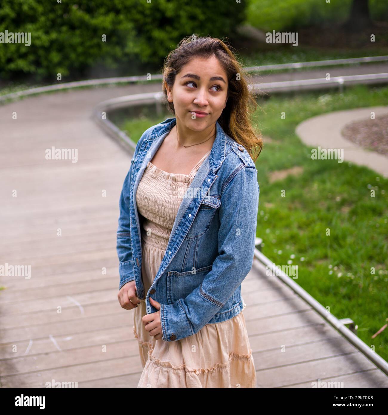 Asiatische Teenager auf dem Misty Walkway | De Young Museum Gardens | Weiblich | kurze Denim-Jacke Stockfoto