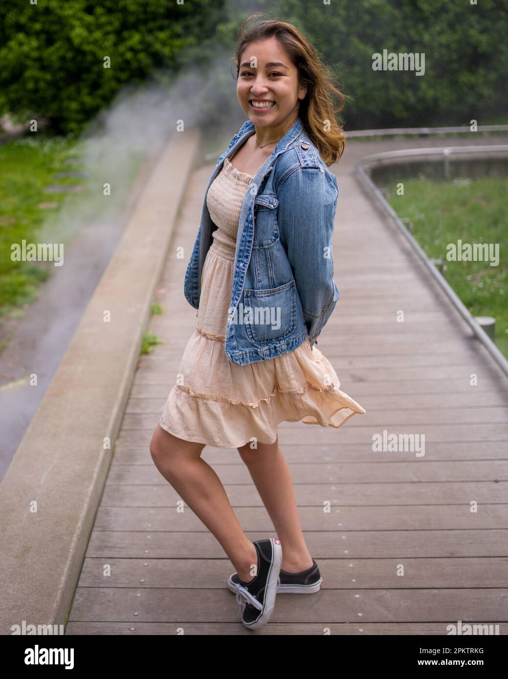 Asiatische Teenager auf dem Misty Walkway | De Young Museum Gardens | Weiblich | kurze Denim-Jacke Stockfoto