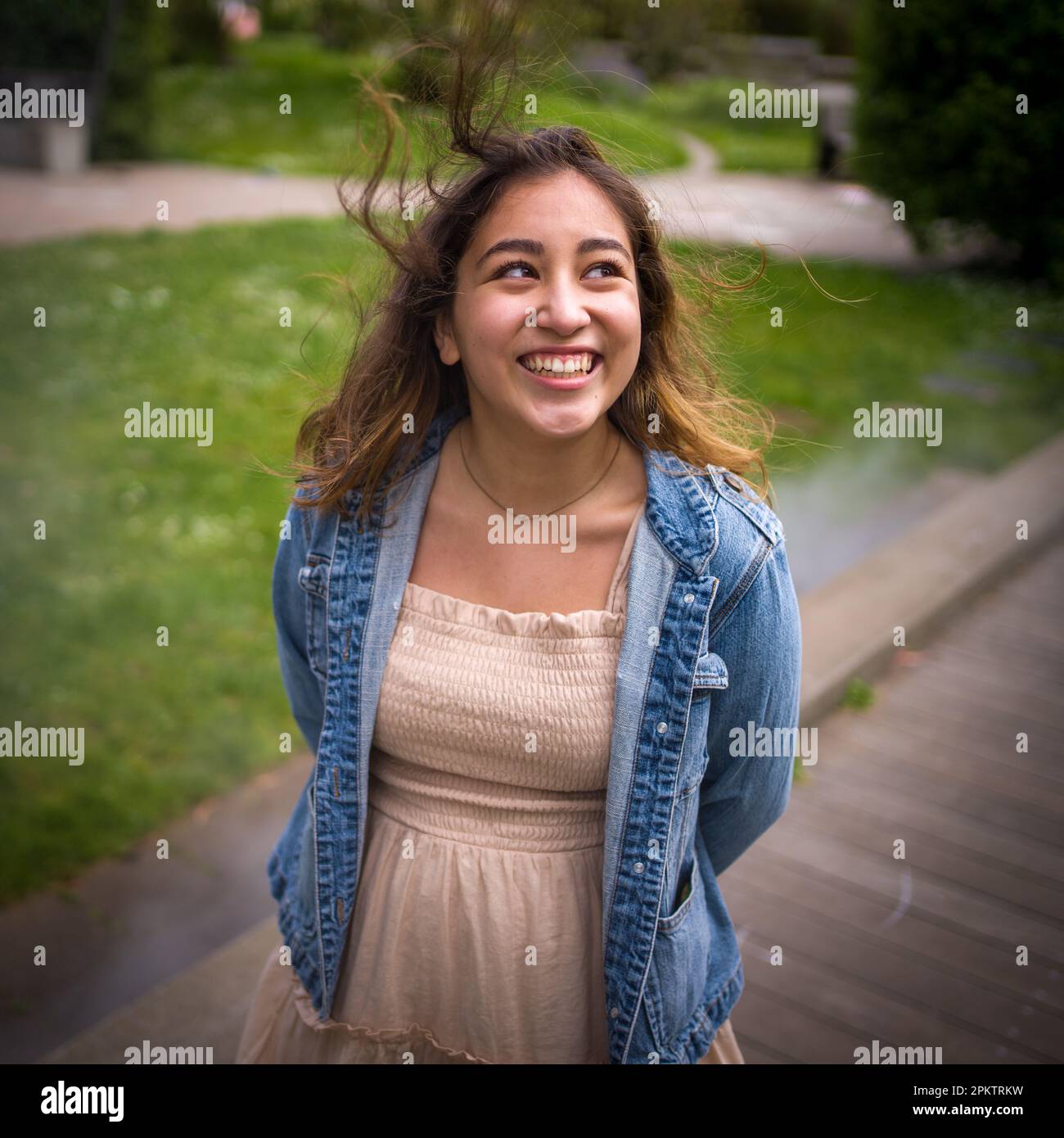 Asiatische Teenager auf dem Misty Walkway | De Young Museum Gardens | Weiblich | kurze Denim-Jacke Stockfoto