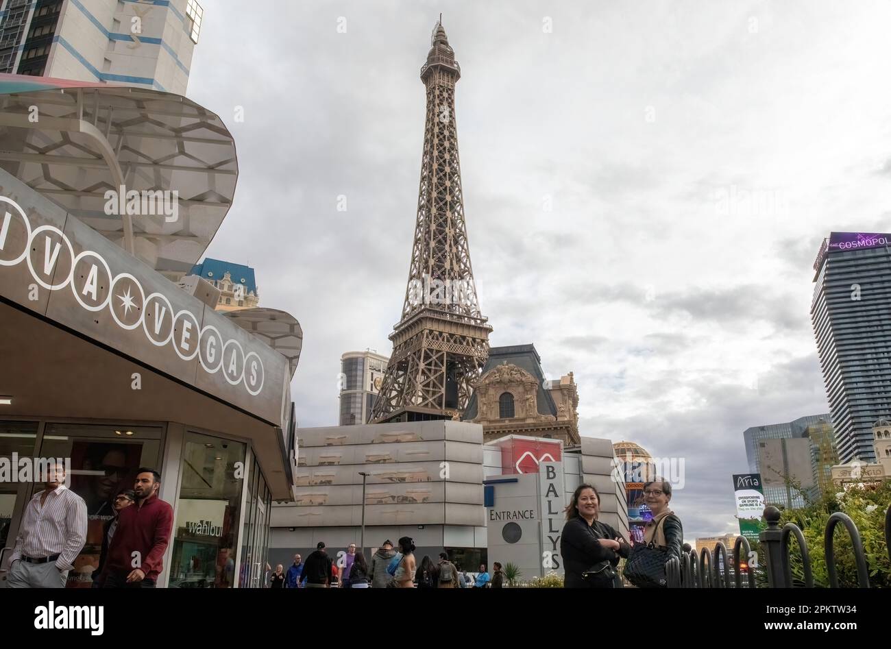 Touristen auf dem Las Vegas Boulevard mit dem Eiffelturm des Paris Hotels im Hintergrund in Las Vegas, Nevada, USA Stockfoto