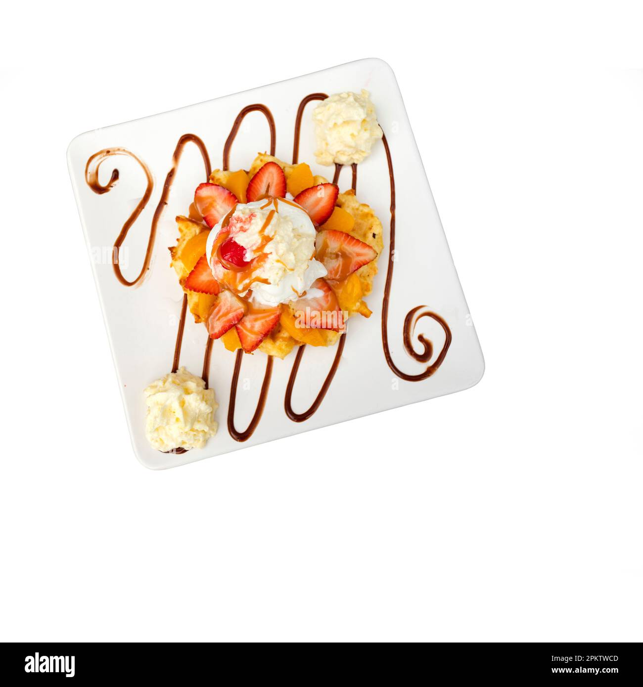 Waffeln mit Schlagsahne, Erdbeeren und Karamellsirup Stockfoto