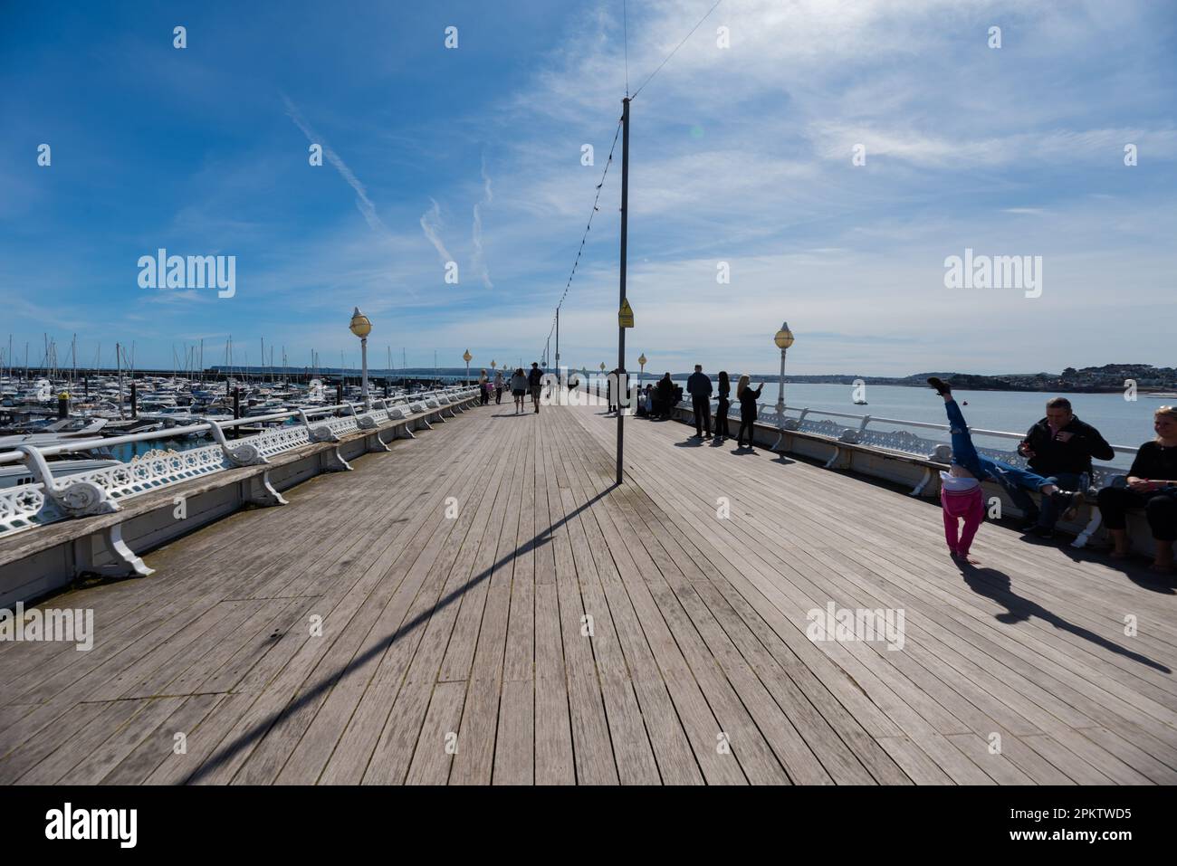 Torquay Pier an einem sonnigen Frühlingstag in der Gegend von Torbay, England. Torquay, Devon, Großbritannien - 07.04.2023 Stockfoto