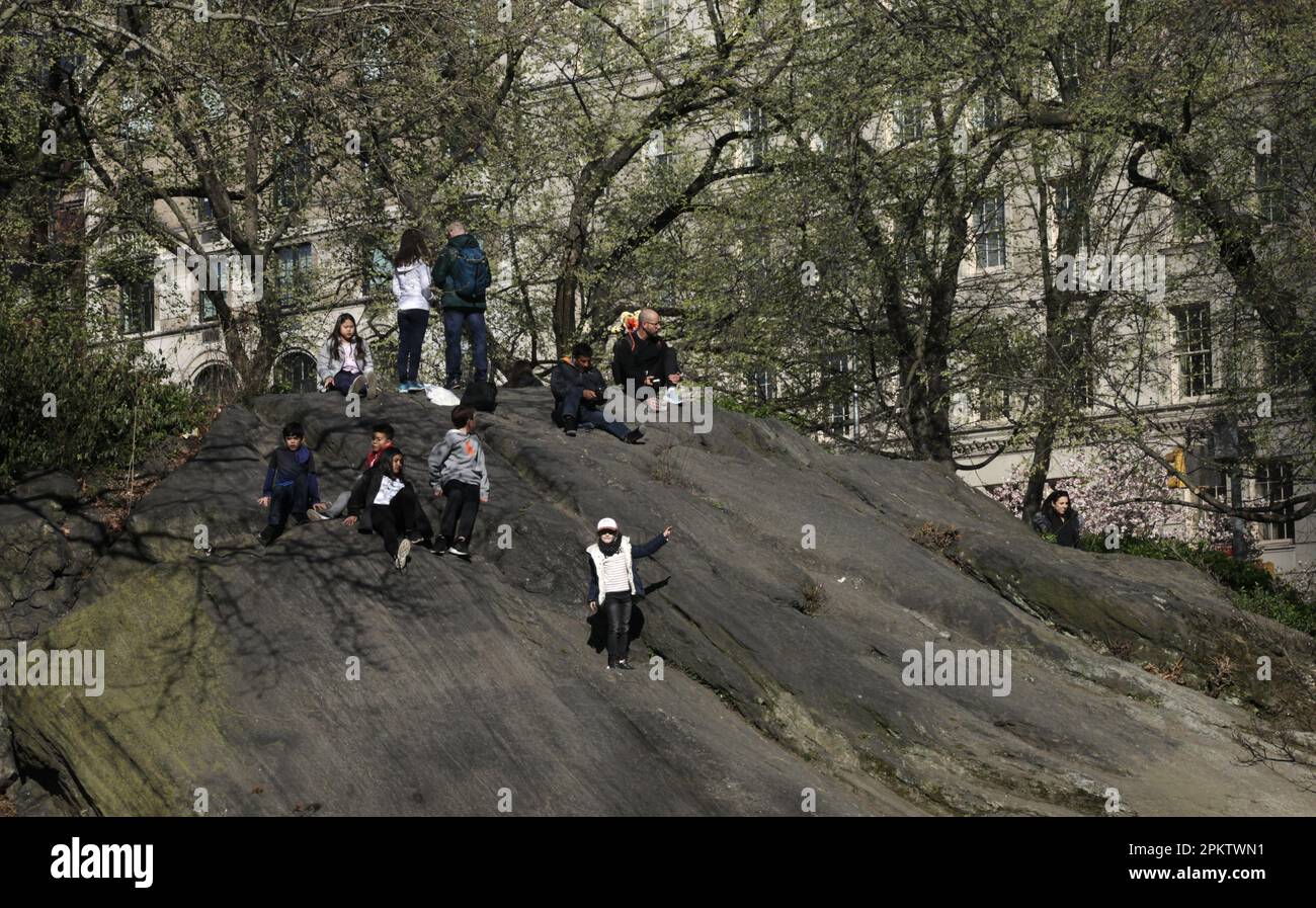 New York, USA. 9. April 2023. (NEU) Osterfeiertag im Central Park. 09. April 2023, New York, USA: New Yorker und Touristen feiern den Osterurlaub am Sonntag (09) im Central Park. Der Park ist voll mit Menschen, die Picknicks machen, Sport treiben und den Urlaub bei gutem Wetter genießen. Einige sind in bunten Osterkostümen verkleidet, die die Aufmerksamkeit auf sich ziehen. Kredit: Niyi Fote/Thenews2 (Kredit: © Niyi Fote/TheNEWS2 via ZUMA Press Wire) NUR REDAKTIONELLE VERWENDUNG! Nicht für den kommerziellen GEBRAUCH! Kredit: ZUMA Press, Inc./Alamy Live News Stockfoto