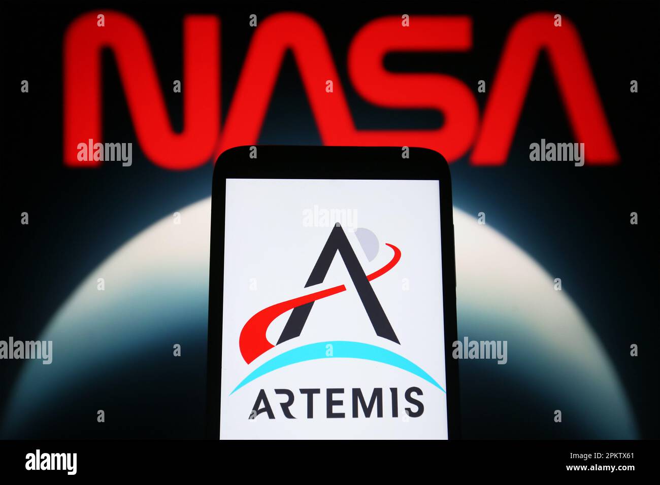 In dieser Fotoabbildung ist das Artemis 2 (Artemis II) Logo auf einem Smartphone und das NASA-Logo (National Aeronautics and Space Administration) auf einem pc-Bildschirm zu sehen. Stockfoto