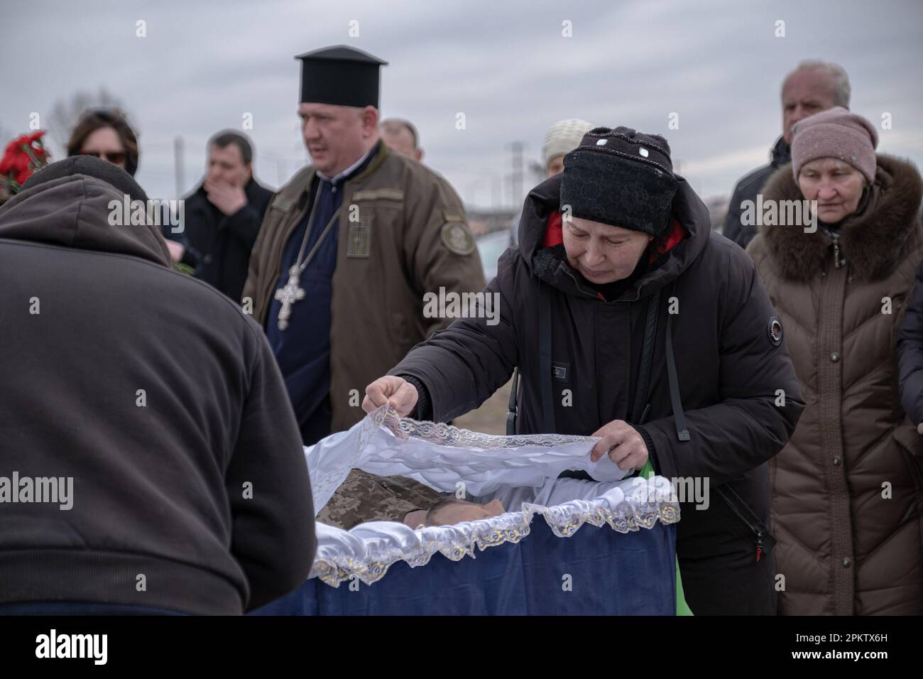 Charkiv, Ukraine. 31. März 2023. Eine Mutter bedeckt die Leiche ihres Sohnes, eines Soldaten, der im Kampf vom Regiment "Kraken" in Charkiv getötet wurde. Jeden Tag werden aufgrund der russischen Invasion der Ukraine mehrere hundert Ukrainer getötet. (Foto: Amadeusz Swierk/SOPA Images/Sipa USA) Guthaben: SIPA USA/Alamy Live News Stockfoto