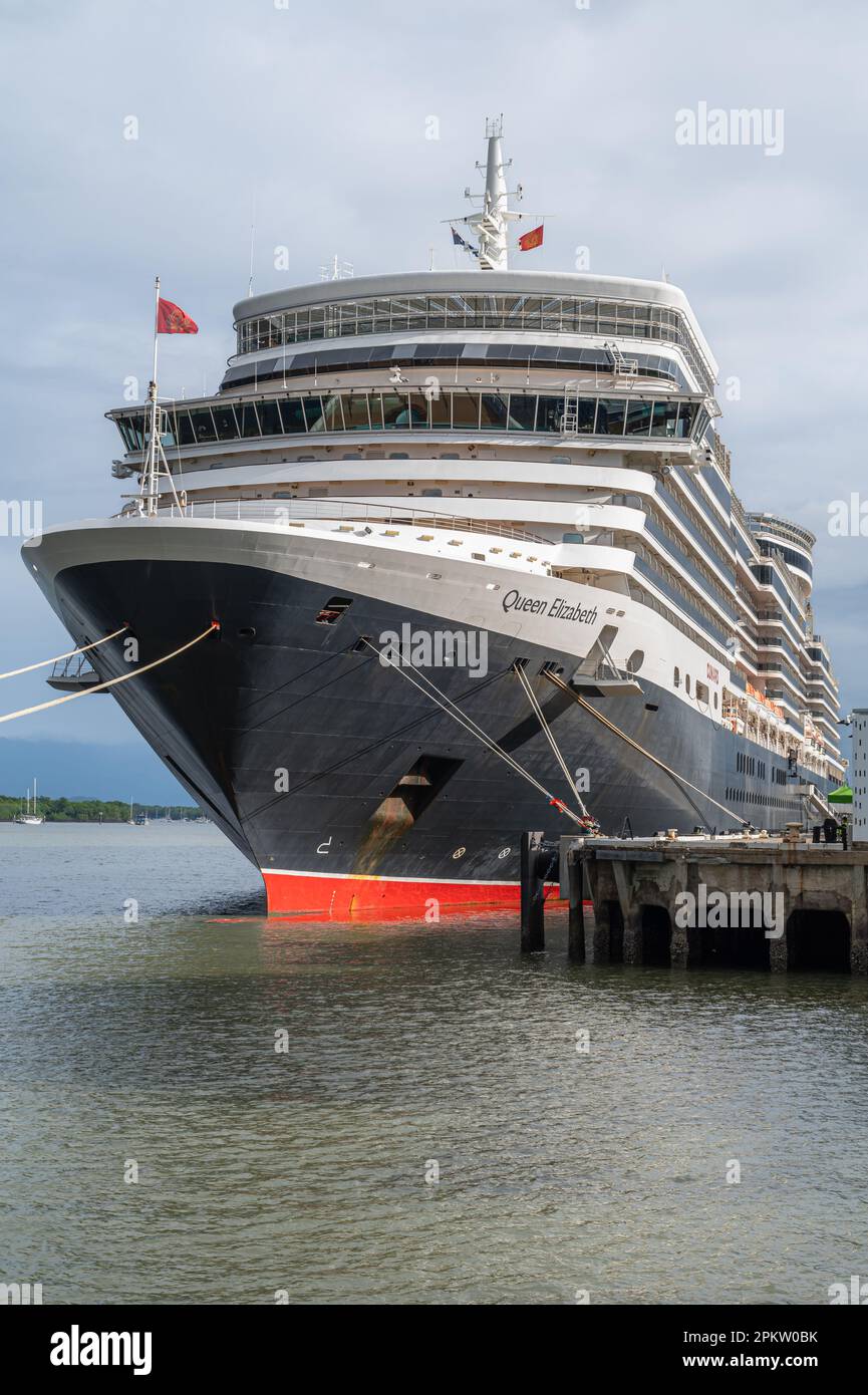 Die Cairns Port Authority Wharf verdeckt teilweise den Blick von vorne auf das angelegte Cunard Kreuzfahrtschiff Queen Elizabeth in Queensland, Australien. Stockfoto