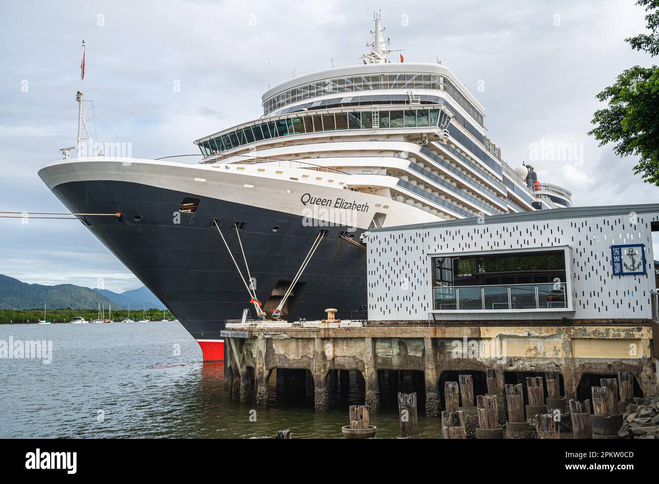 Ein Blick von vorne auf den angedockten Cunard Kreuzfahrtschiff Queen Elizabeth am Cairns Port Authority Wharf, Queensland, Australien. Stockfoto