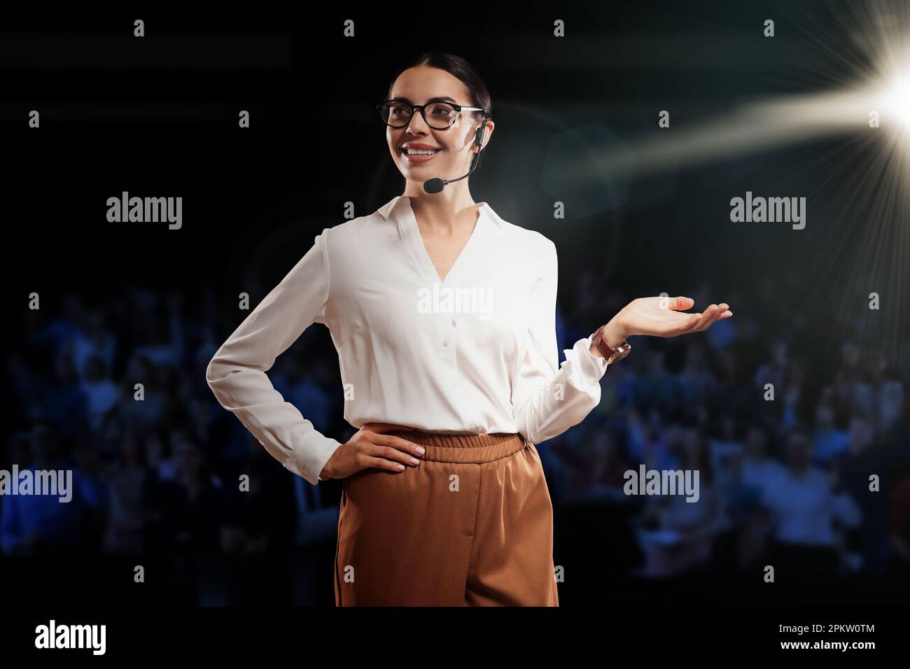 Motivationslautsprecher mit Headset, das auf der Bühne läuft Stockfoto