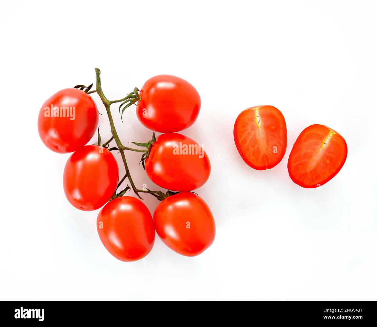 Duet Baby Romanella Tomaten sind kleine eiförmige, mehrfarbige Tomaten in flacher Laienzusammensetzung auf weißem Hintergrund. Horizontales Format mit Platz für Stockfoto