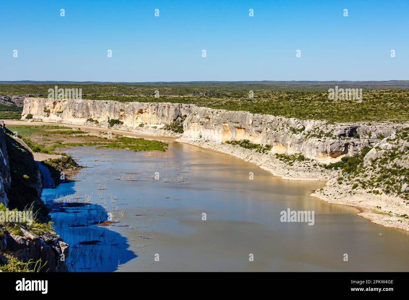 Der Pecos River liegt westlich von Del Rio, Texas, mit einem schönen Park und Blick auf den Parkplatz. Stockfoto