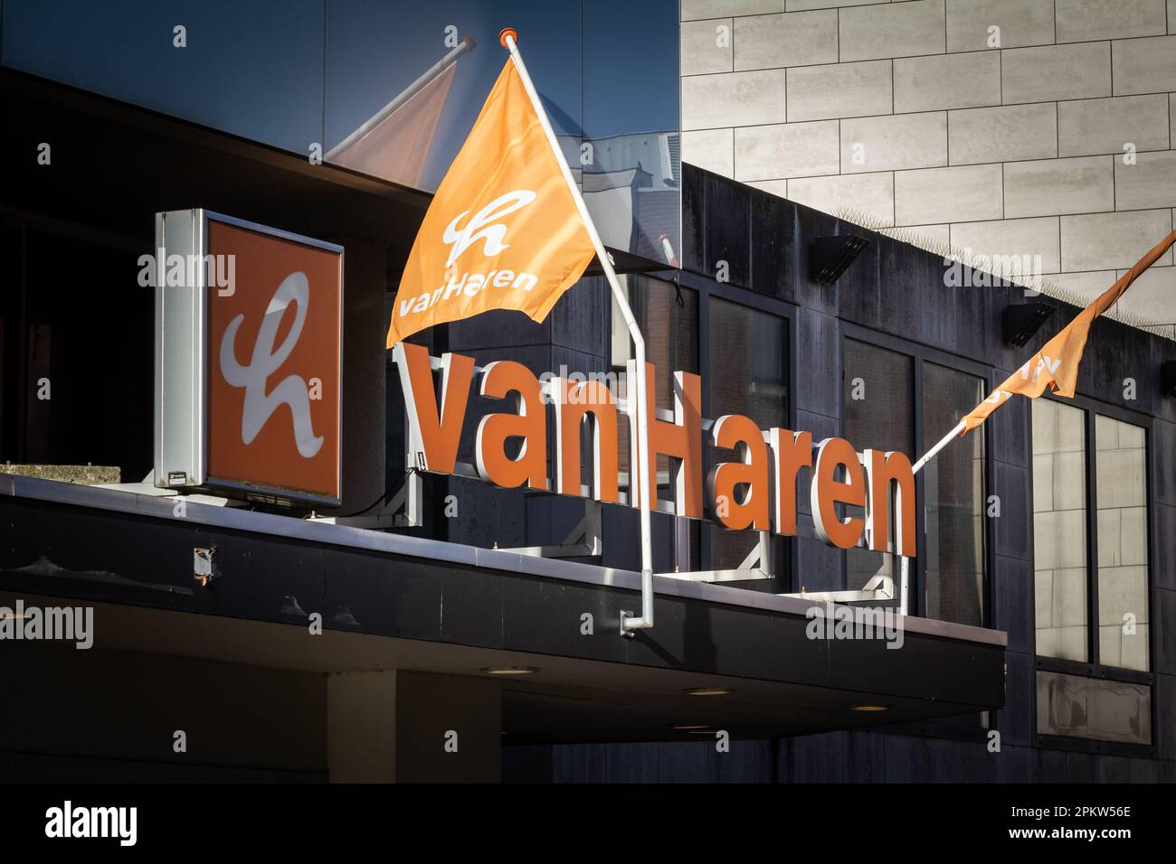 Bild eines Schildes mit dem Logo von Van haren im Hauptgeschaft von Maastricht Niederlande. Van haren ist Teil von Deichmann und eine hollandische Schuhkette Stockfotografie Alamy