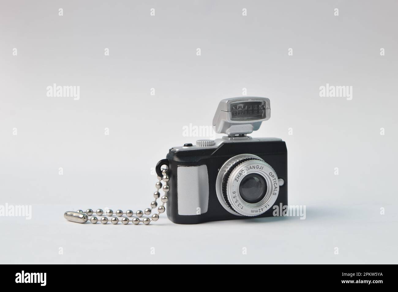 Spielzeugkamera isoliert auf weißem Hintergrund Stockfoto