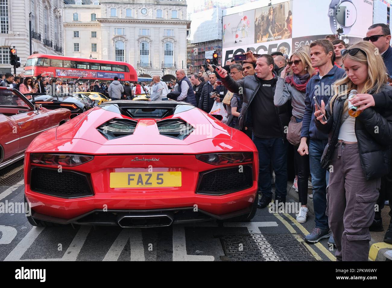 London, Großbritannien. 9. April 2023. Die Besucher des West End genossen die wärmeren Temperaturen, bevor der Regen am Montag wiederkehren wird, während ein Supersporttreffen stattfindet und eine Eislaufveranstaltung zu Ostern durch den Piccadilly Circus geführt wird, der Menschenmassen anzieht. Kredit: Elfte Stunde Fotografie/Alamy Live News Stockfoto