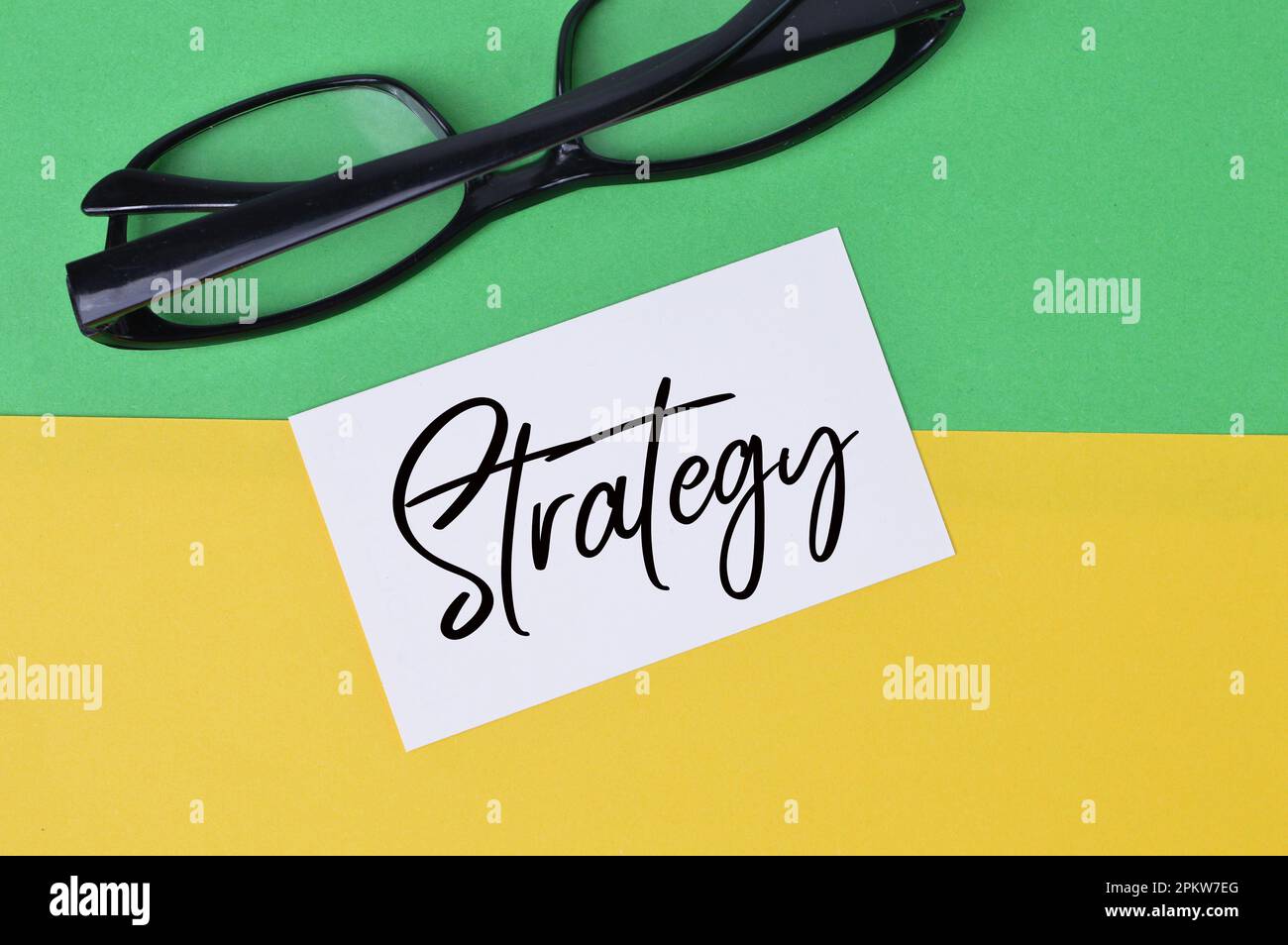 Draufsicht auf Brille und Memo mit STRATEGIE. Stockfoto