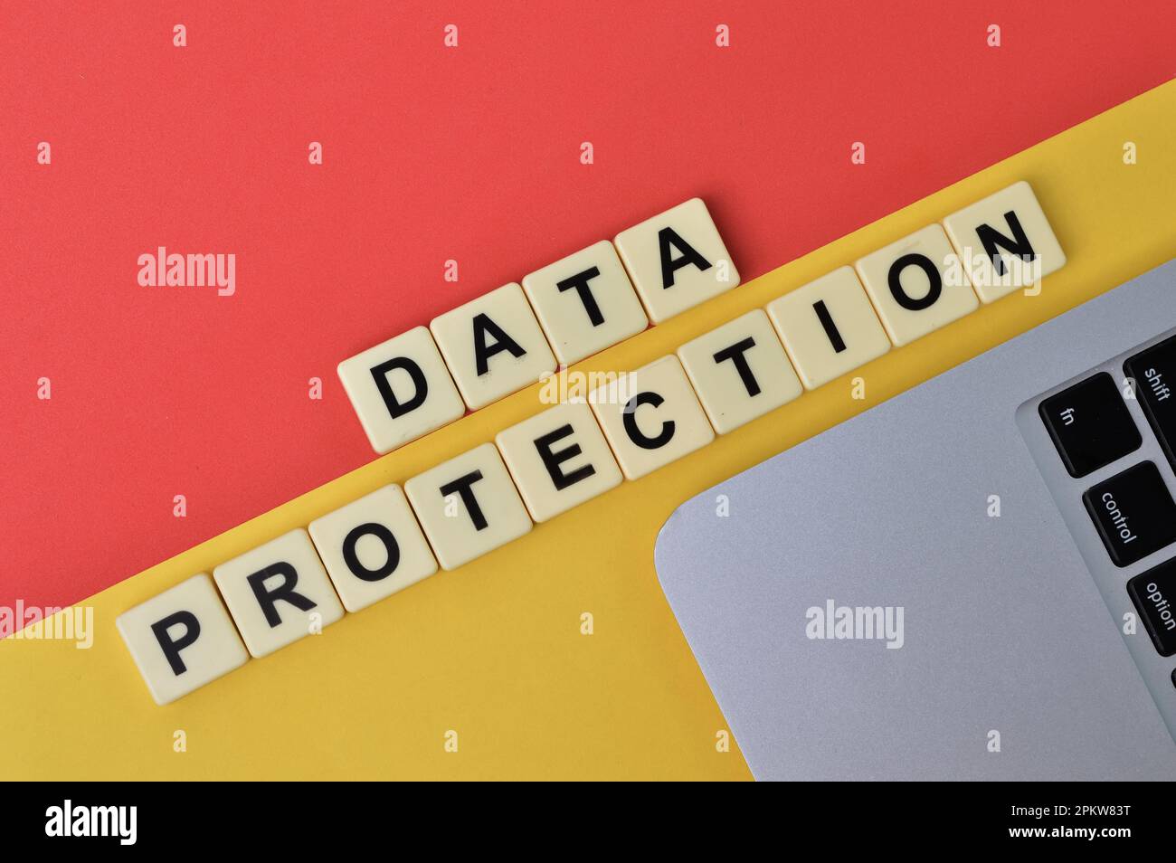 Quadratische Buchstaben mit Datenschutz in Textform auf gelbem und rotem Hintergrund. Stockfoto