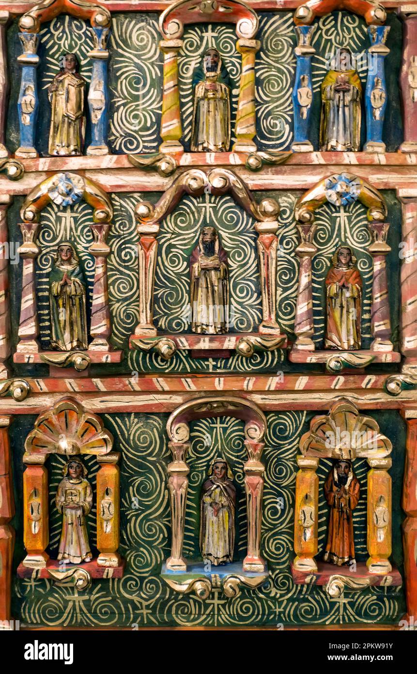 Spanische Kolonialkunst aus religiösem Holz Stockfoto
