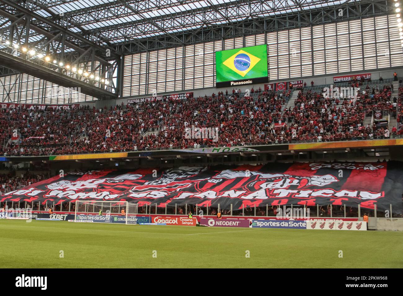 Curitiba, Brasilien. 09. April 2023. PR - CURITIBA - 09/04/2023 - PARANAENSE 2023, ATHLETICO-PR X FC CASCAVEL - Athletico-PR Fans während eines Spiels gegen den FC Cascavel im Stadion Arena da Baixada für die Paranaense-Meisterschaft 2023. Foto: Robson Mafra/AGIF/Sipa USA Guthaben: SIPA USA/Alamy Live News Stockfoto