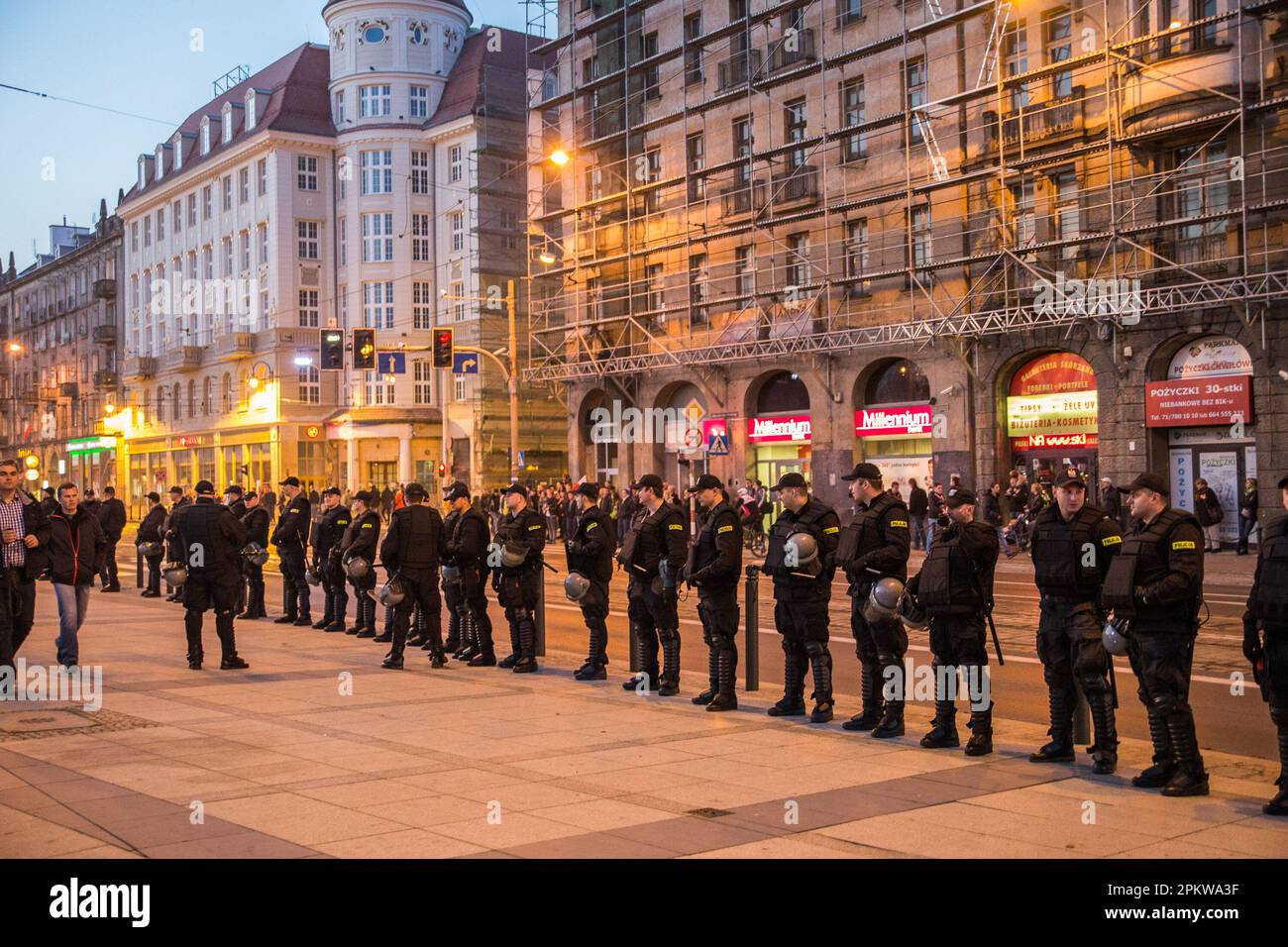 Die Polizei hat vor dem Protest eine Absperrung gebildet. Am 11. November findet der Polnische Unabhängigkeitstag statt, der große Unabhängigkeitsmarsch. Die Demonstranten fordern eine Rückkehr zu den traditionellen polnischen Werten und Identität und berufen sich dabei oft auf Katholizismus und Nationalismus als wichtige Teile ihrer Weltsicht. Viele von ihnen schließen sich rechtsextremen politischen Ideologien an und sind mit Organisationen wie der Nationalen Wiedergeburt Polens und der Allpolnischen Jugend und Fußball-Hooligans verbunden. Es sei jedoch darauf hingewiesen, dass nicht alle Teilnehmer des marsches extreme oder intolerante Ansichten vertreten, und es gab wahrscheinlich eine VA Stockfoto