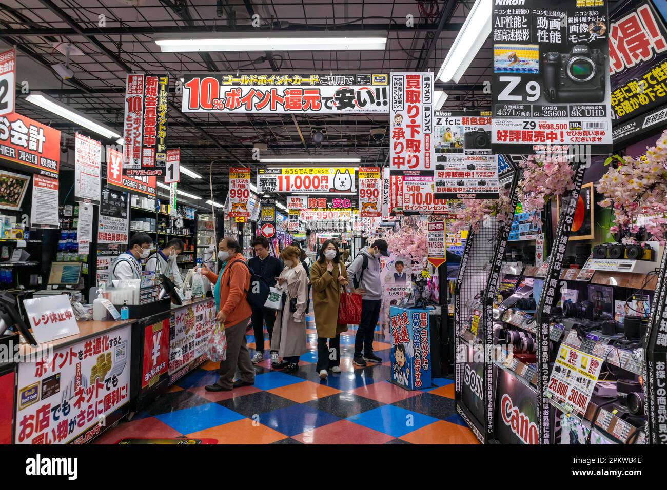 Tokio, Japan - 20. März 2023: Große Auswahl an Fotoausrüstung und professionellem Zubehör im Geschäft von Tokio, Japan Stockfoto
