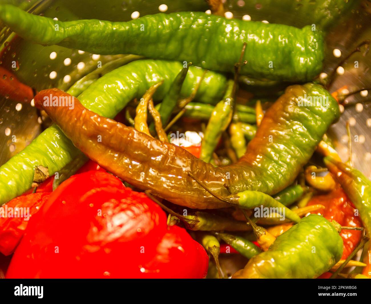 Mischung aus einer Vielzahl von Chilis Stockfoto